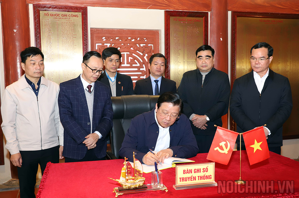 Đồng chí Phan Đình Trạc, Ủy viên Bộ Chính trị, Bí thư Trung ương Đảng, Trưởng Ban Nội chính Trung ương  lưu bút tại Sổ truyền thống tại Nghĩa trang Liệt sĩ quốc gia Vị Xuyên