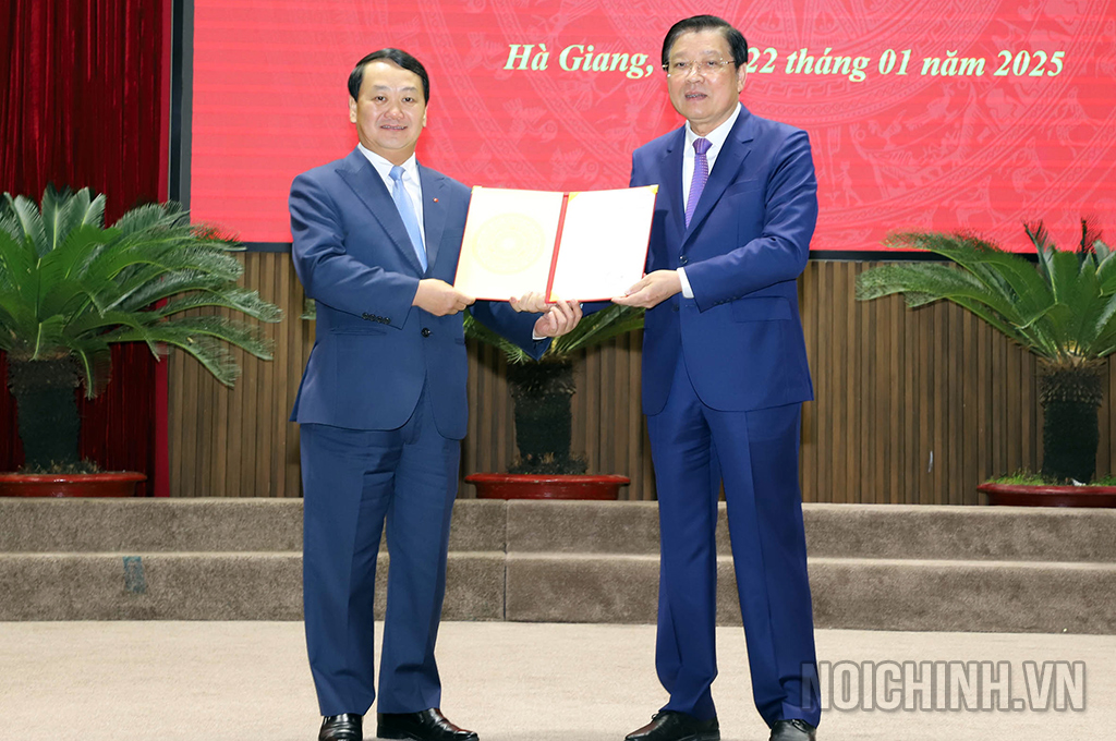 Đồng chí Phan Đình Trạc, Ủy viên Bộ Chính trị, Bí thư Trung ương Đảng, Trưởng Ban Nội chính Trung ương trao Quyết định của Bộ Chính trị cho Bí thư Tỉnh ủy Hà Giang Hầu A Lềnh