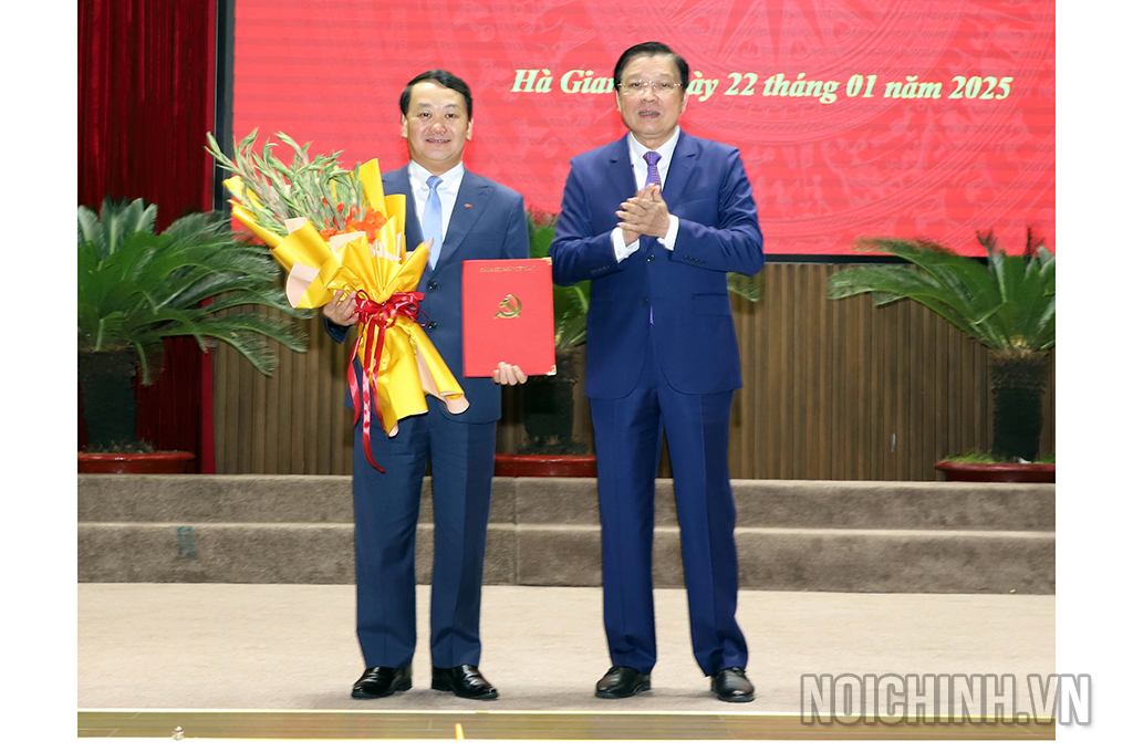 Đồng chí Phan Đình Trạc, Ủy viên Bộ Chính trị, Bí thư Trung ương Đảng, Trưởng Ban Nội chính Trung ương tặng Hoa chúc mừng đồng chí Hầu A Lềnh, Bí thư Tỉnh ủy Hà Giang 