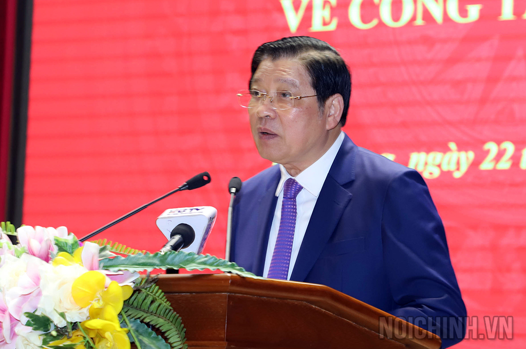 Đồng chí Phan Đình Trạc, Ủy viên Bộ Chính trị, Bí thư Trung ương Đảng, Trưởng Ban Nội chính Trung ương phát biểu giao nhiệm vụ cho đồng chí Hầu A Lềnh, Bí thư Tỉnh ủy Hà Giang