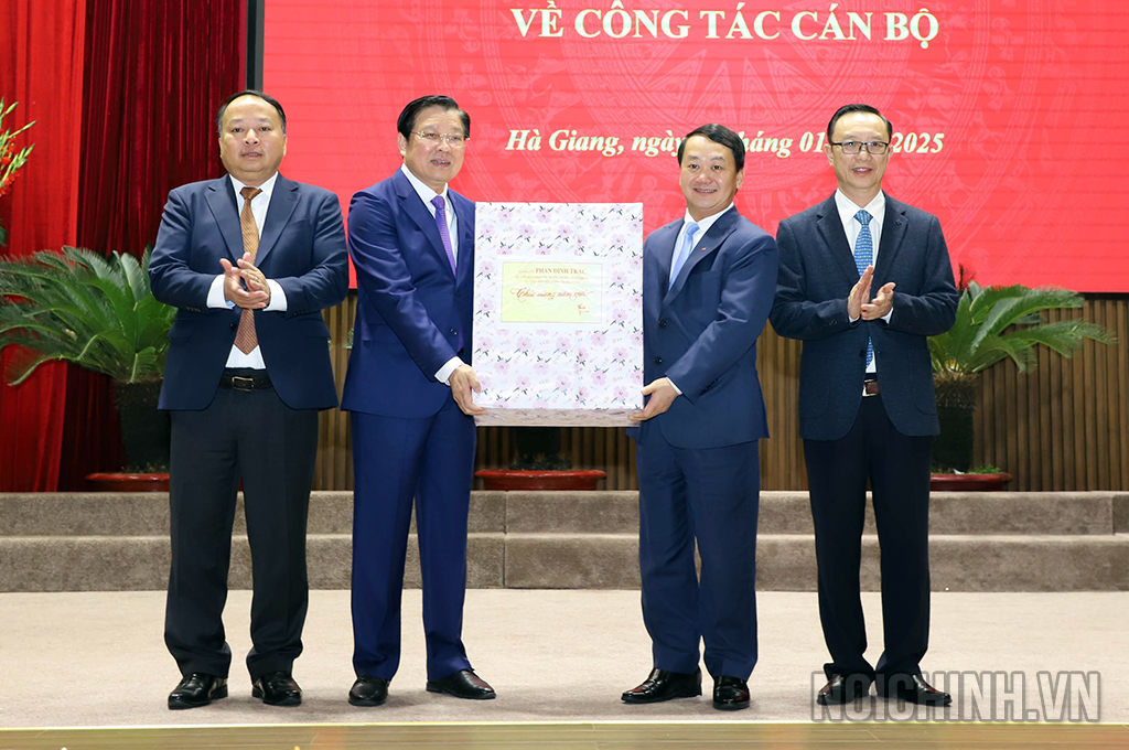 Đồng chí Phan Đình Trạc, Ủy viên Bộ Chính trị, Bí thư Trung ương Đảng, Trưởng Ban Nội chính Trung ương trao quà tặng Ban Thường vụ Tỉnh ủy Hà Giang
