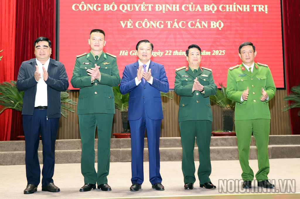  Đồng chí Phan Đình Trạc, Ủy viên Bộ Chính trị, Bí thư Trung ương Đảng, Trưởng Ban Nội chính Trung ương tặng quà và động viên lực lượng Quân đội, Công an, Biên phòng tỉnh