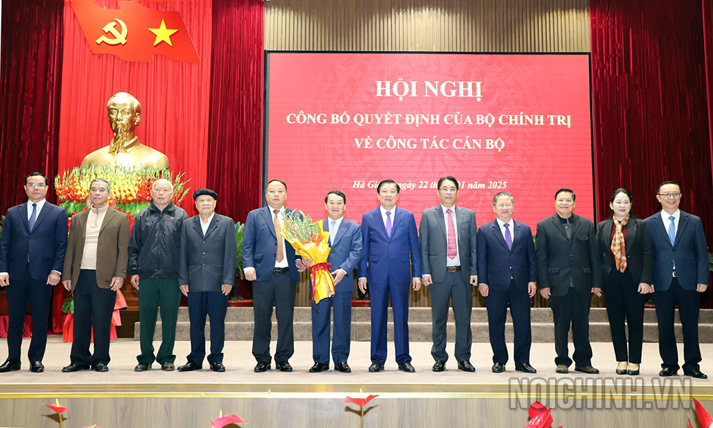 Đồng chí Phan Đình Trạc, Ủy viên Bộ Chính trị, Bí thư Trung ương Đảng, Trưởng Ban Nội chính Trung ương và các đồng chí lãnh đạo Trung ương, tỉnh Hà Giang tặng hoa chúc mừng đồng chí Hầu A Lềnh, Bí thư Tỉnh ủy Hà Giang