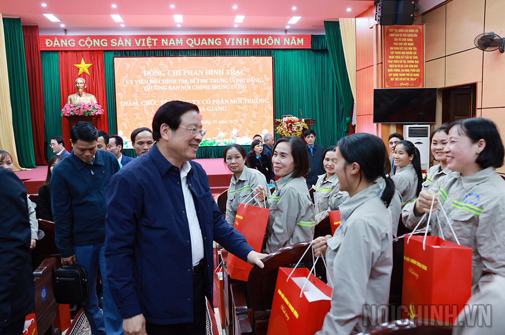     Đồng chí Phan Đình Trạc, Ủy viên Bộ Chính trị, Bí thư Trung ương Đảng, Trưởng Ban Nội chính Trung ương tặng quà Công ty Môi trường và Đô thị Hà Giang