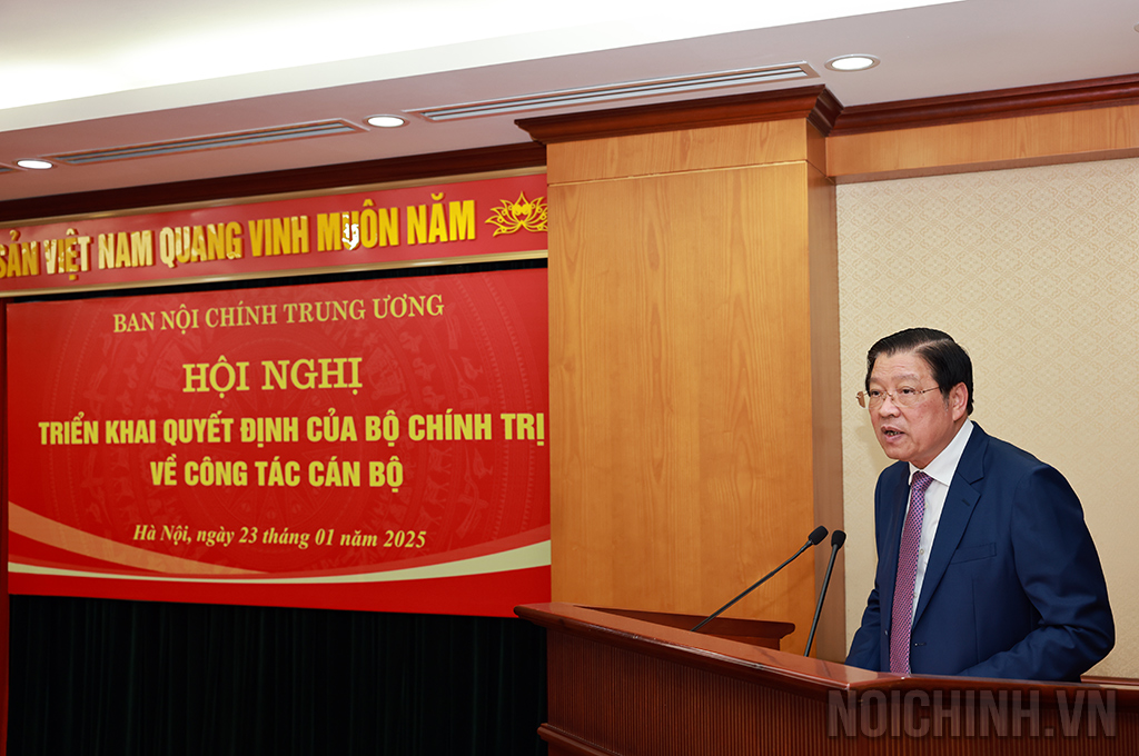 Đồng chí Phan Đình Trạc, Ủy viên Bộ Chính trị, Bí thư Trung ương Đảng, Trưởng Ban Nội chính Trung ương phát biểu giao nhiệm vụ