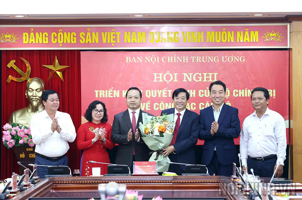 Các đồng chí lãnh đạo tỉnh Vĩnh Long chúc mừng đồng chí Bùi Văn Nguyện