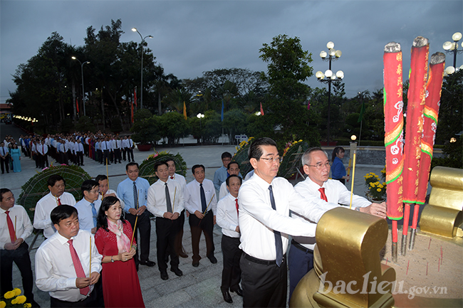 Đồng chí Võ Văn Dũng, Ủy viên Trung ương Đảng, Phó Trưởng ban Thường trực Ban Nội chính Trung ương dâng hương tại Nghĩa trang liệt sỹ tỉnh Bạc Liêu