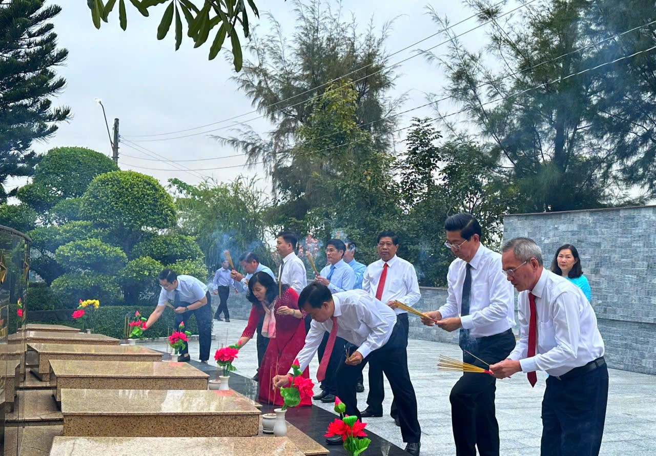 Đồng chí Võ Văn Dũng, Ủy viên Trung ương Đảng, Phó Trưởng ban Thường trực Ban Nội chính Trung ương dâng hương tại các phần mộ liệt sỹ 
