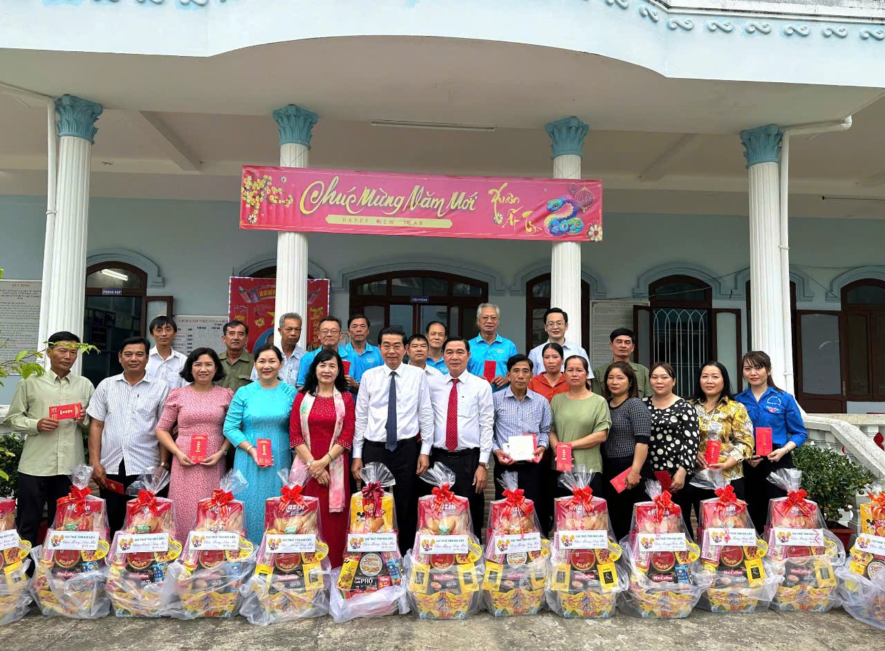 Đồng chí Võ Văn Dũng, Ủy viên Trung ương Đảng, Phó Trưởng ban Thường trực Ban Nội chính Trung ương thăm hỏi, tặng quà cán bộ, người lao động làm việc tại Nghĩa trang liệt sỹ tỉnh Bạc Liêu