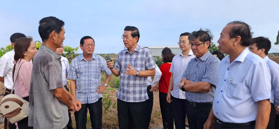 Đồng chí Võ Văn Dũng, Ủy viên Trung ương Đảng Phó Trưởng ban Thường trực Ban Nội chính Trung ương thăm đồng muối huyện Đông Hải