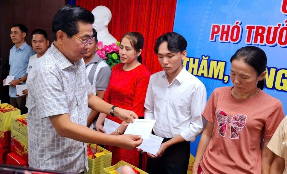 Đồng chí Võ Văn Dũng, Phó Trưởng ban Thường trực Ban Nội chính Trung ương trao quà tặng các công nhân, lao động tỉnh Bạc Liêu