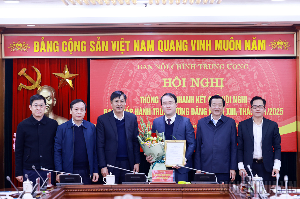 Các đồng chí lãnh đạo Ban Nội chính Trung ương và đại diện Văn phòng Trung ương Đảng, Ban Tổ chức Trung ương chúc mừng đồng chí Cao Việt Cường