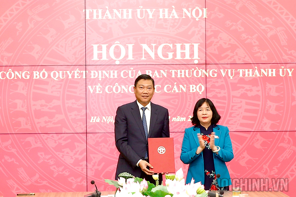 Đồng chí Bùi Thị Minh Hoài, Ủy viên Bộ Chính trị, Bí thư Thành ủy, Trưởng đoàn đại biểu Quốc hội thành phố Hà Nội trao Quyết định và tặng hoa chúc mừng đồng chí Đỗ Anh Tuấn, Trưởng Ban Nội chính Thành ủy Hà Nội