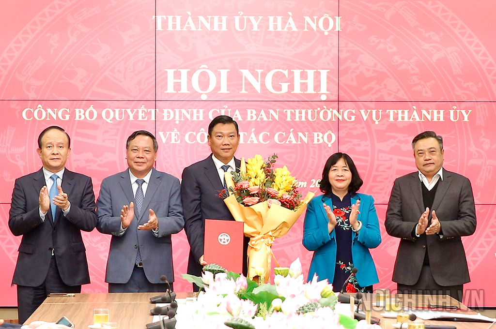 Các đồng chí Thường trực Thành ủy Hà Nội tặng hoa chúc mừng