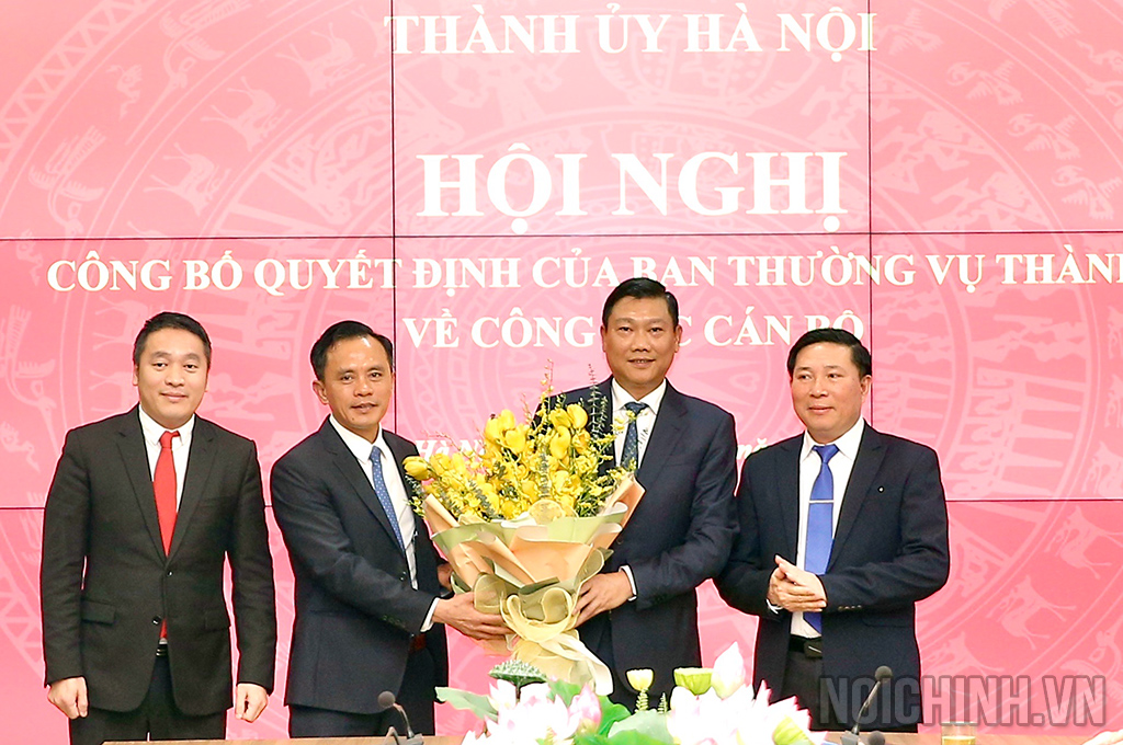 Các đồng chí lãnh đạo Ban Nội chính Thành ủy tặng hoa chúc mừng đồng chí Đỗ Anh Tuấn