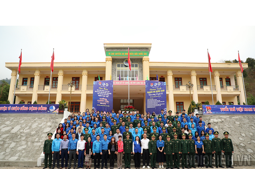 Các đại biểu chụp ảnh lưu niệm tại Đồn Biên phòng Thông Thụ