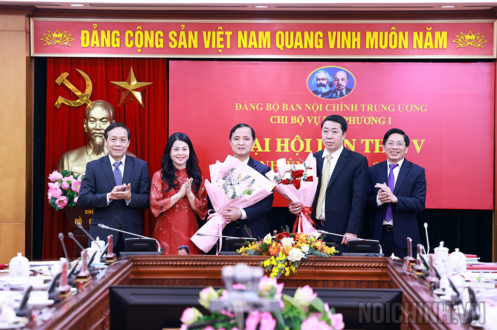 Các đồng chí: Nguyễn Thanh Hải,, Phó Trưởng Ban, Phó Bí thư  Đảng ủy Cơ quan Ban Nội chính Trung ương, Đặng Văn Dũng, Phó Trưởng Ban chúc mừng Chi ủy Chi bộ Vụ Địa phương I, nhiệm kỳ 2025-2027