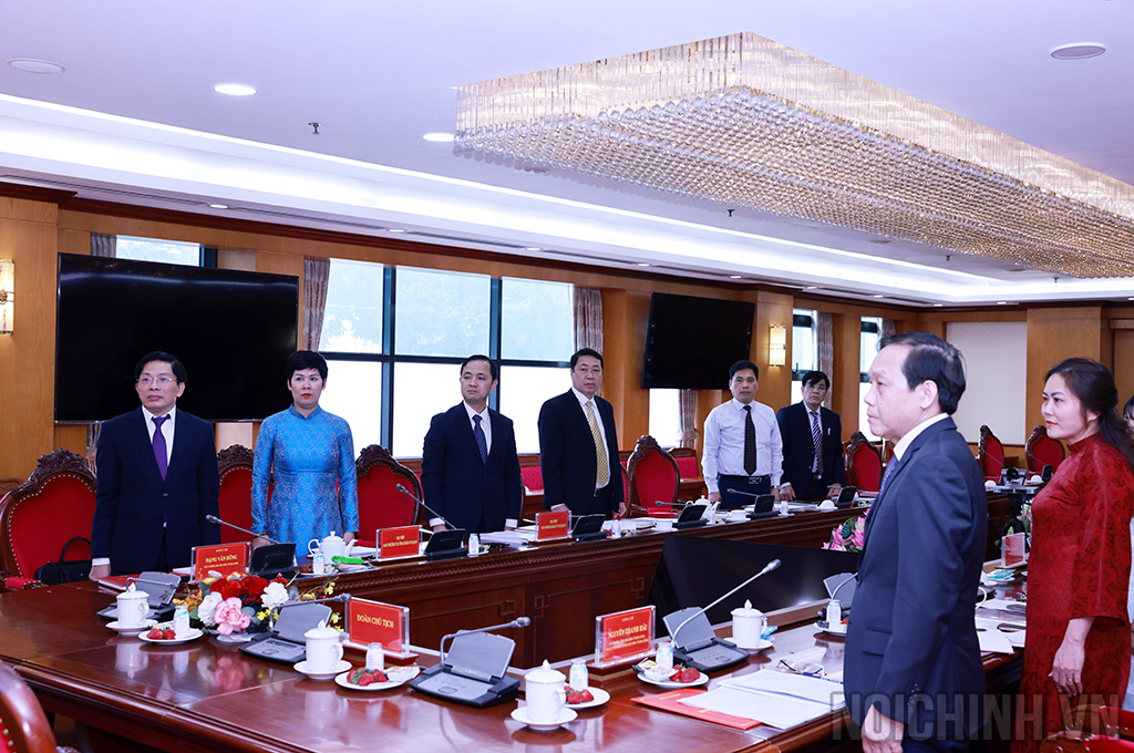 Các đại biểu làm Lễ chào Cờ