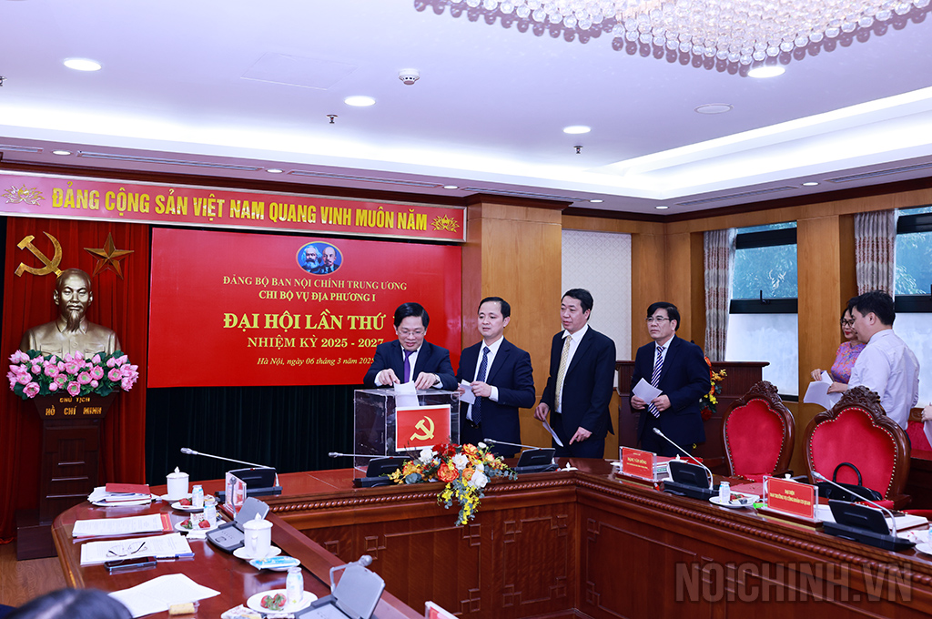 Đảng viên Chi bộ Vụ Địa phương I bỏ phiếu bầu Chi ủy Chi bộ nhiệm kỳ 2025-2027
