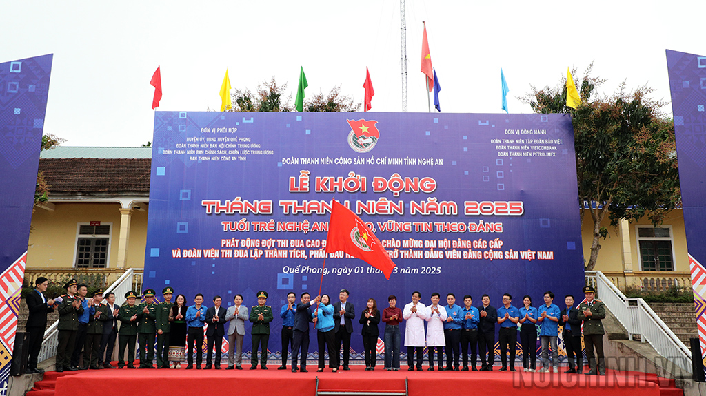 Đồng chí Phan Đình Đạt, Phó Trưởng Ban Tuyên giáo và dân vận Tỉnh uỷ Nghệ An trao cờ khởi động Tháng Thanh niên năm 2025
