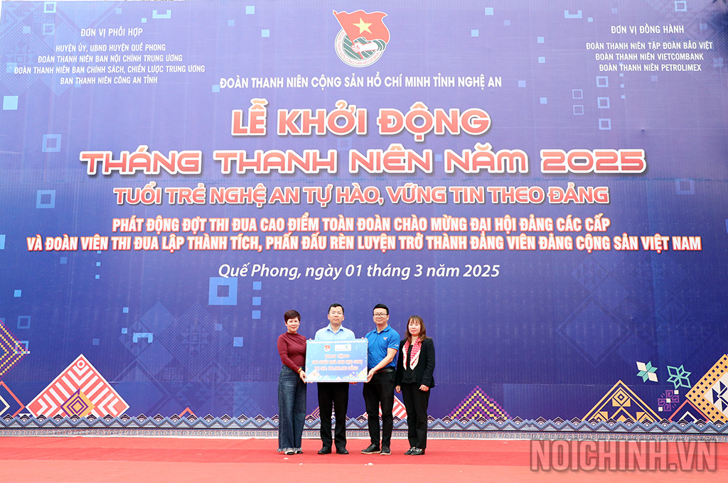 Đại diện các đơn vị trao quà tặng cho các học sinh thuộc huyện Quế Phong, tỉnh Nghệ An