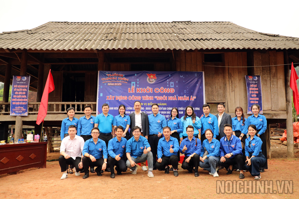 Các đại biểu chụp ảnh lưu niệm tại công trình “Ngôi nhà nhân ái” thuộc xã Hạnh Dịch, huyện Quế Phong, Tỉnh Nghệ An