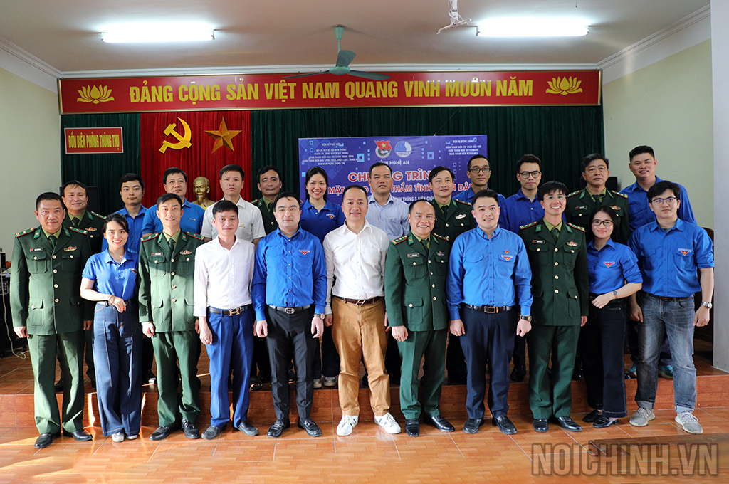 Các đại biểu chụp ảnh lưu niệm tại buổi gặp mặt, giao lưu thắm tình quân dân tại Đồn Biên Phòng Thông Thụ