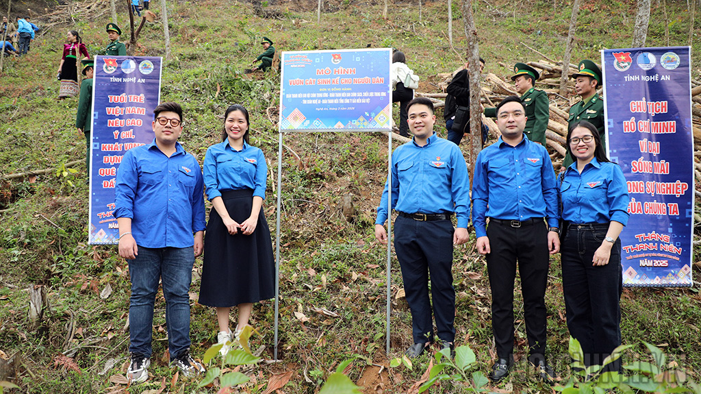 Đại diện các đơn vị chụp ảnh lưu niệm tại mô hình vườn cây sinh kế cho người dân tại xã Thông Thụ, huyện Quế Phong, tỉnh Nghệ An