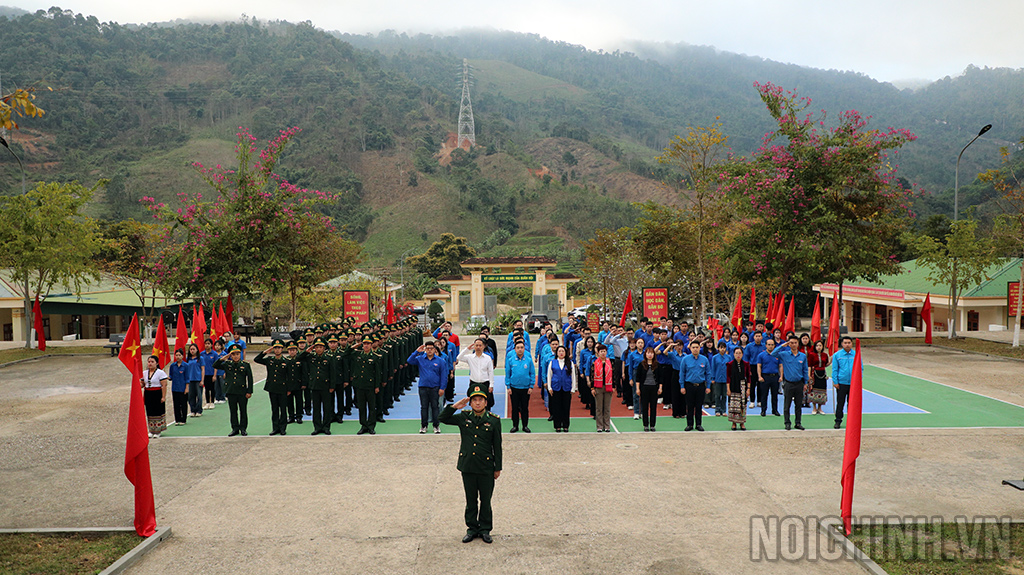 Đại biểu làm Lễ chào Cờ tại Đồn Biên phòng Thông Thụ, xã Thông Thụ, huyện Quế Phong, tỉnh Nghệ An