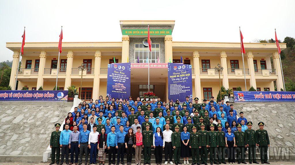 Các đại biểu chụp ảnh lưu niệm tại Đồn Biên phòng Thông Thụ, huyện Quế Phong, tỉnh Nghệ An