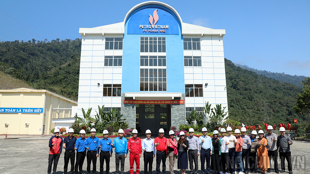 Các đại biểu thăm và chụp ảnh lưu niệm tại Nhà máy Thủy điện Hủa Na, huyện Quế Phong, tỉnh Nghệ An