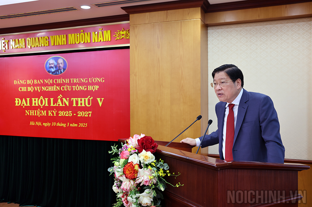 Đồng chí Phan Đình Trạc, Ủy viên Bộ Chính trị, Bí thư Trung ương Đảng, Trưởng Ban Nội chính Trung ương phát biểu tại Đại hội