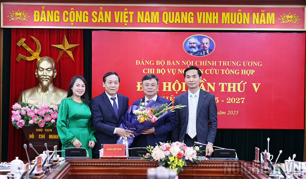Đồng chí Nguyễn Thanh Hải, Phó Trưởng Ban, Phó Bí thư  Đảng ủy Cơ quan Ban Nội chính Trung ương chúc mừng Chi ủy Chi bộ Vụ Nghiên cứu tổng hợp, nhiệm kỳ 2025-2027