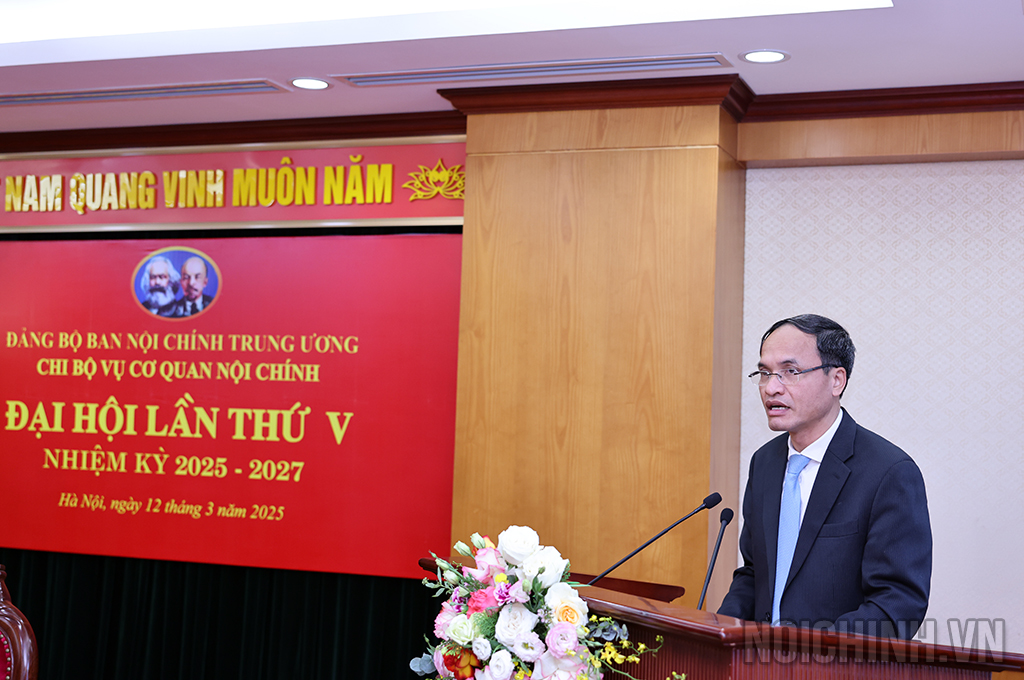 Đồng chí Tạ Văn Giang, Ủy viên Ban Thường vụ, Chánh Văn phòng, Chủ nhiệm Ủy ban kiểm tra Đảng ủy cơ quan Ban Nội chính Trung ương phát biểu