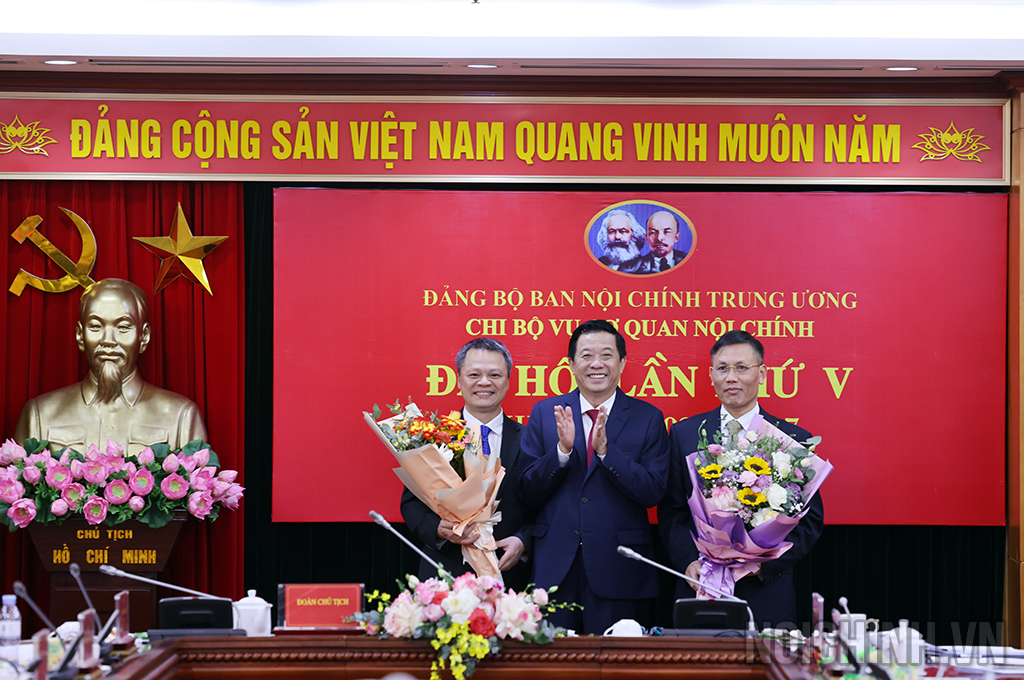 Đồng chí Bùi Văn Nghiêm, Ủy viên Trung ương Đảng, Phó Trưởng Ban Nội chính Trung ương tặng hoa chúc mừng Chi ủy Chi bộ Vụ Cơ quan Nội chính nhiệm kỳ 2025-2027