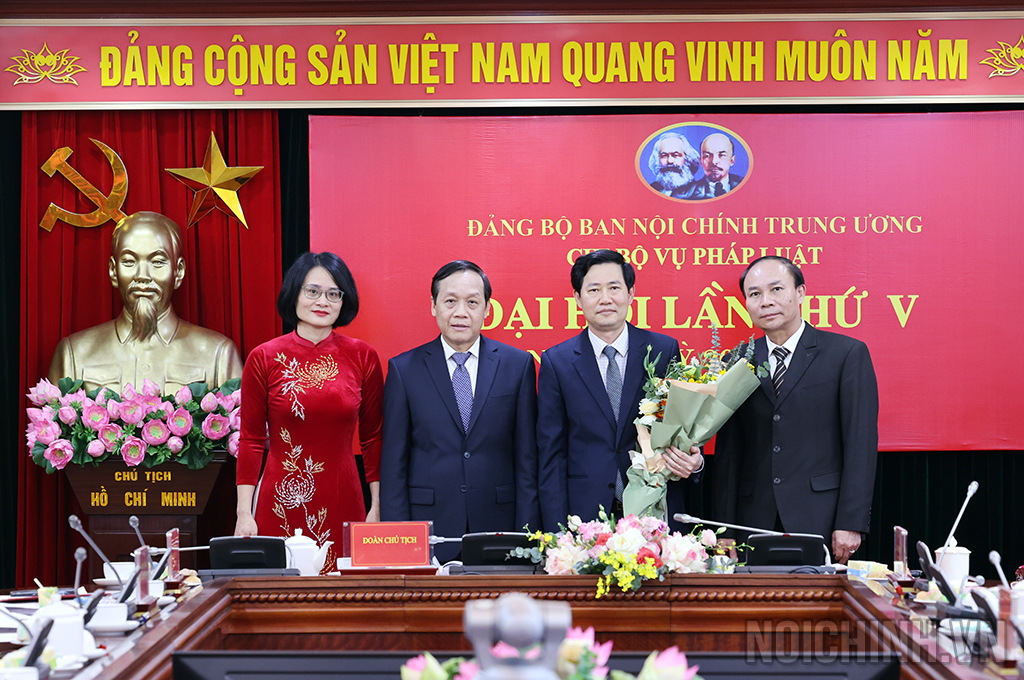 Đồng chí Nguyễn Thanh Hải, Phó Trưởng Ban, Phó Bí thư  Đảng ủy Cơ quan Ban Nội chính Trung ương chúc mừng Chi ủy Chi bộ Vụ Pháp luật, nhiệm kỳ 2025-2027