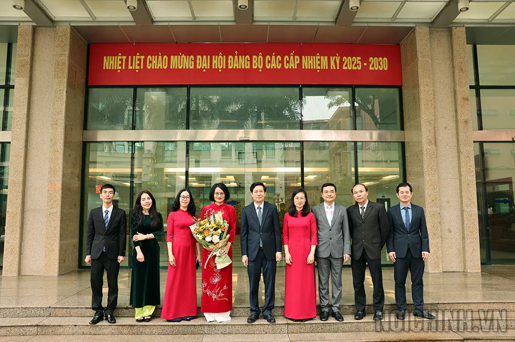 Đại biểu dự Đại hội Chi bộ Vụ Pháp luật, nhiệm kỳ 2025-2027 chụp ảnh lưu niệm