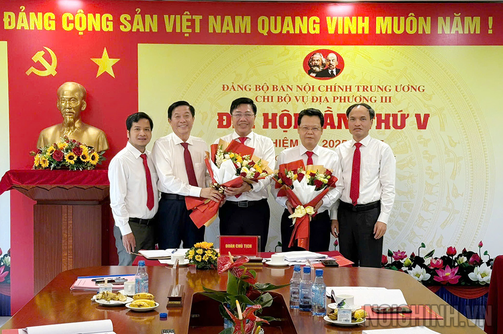 Đồng chí Bùi Văn Nghiêm, Ủy viên Ban Chấp hành Trung ương Đảng, Phó Trưởng Ban Nội chính Trung ương và đồng chí Tạ Văn Giang, Ủy viên Ban Thường vụ, Chủ nhiệm Ủy ban Kiểm tra Đảng ủy, Chánh Văn phòng Ban chúc mừng Chi ủy Chi bộ Vụ Địa phương III, nhiệm kỳ 2025-2027