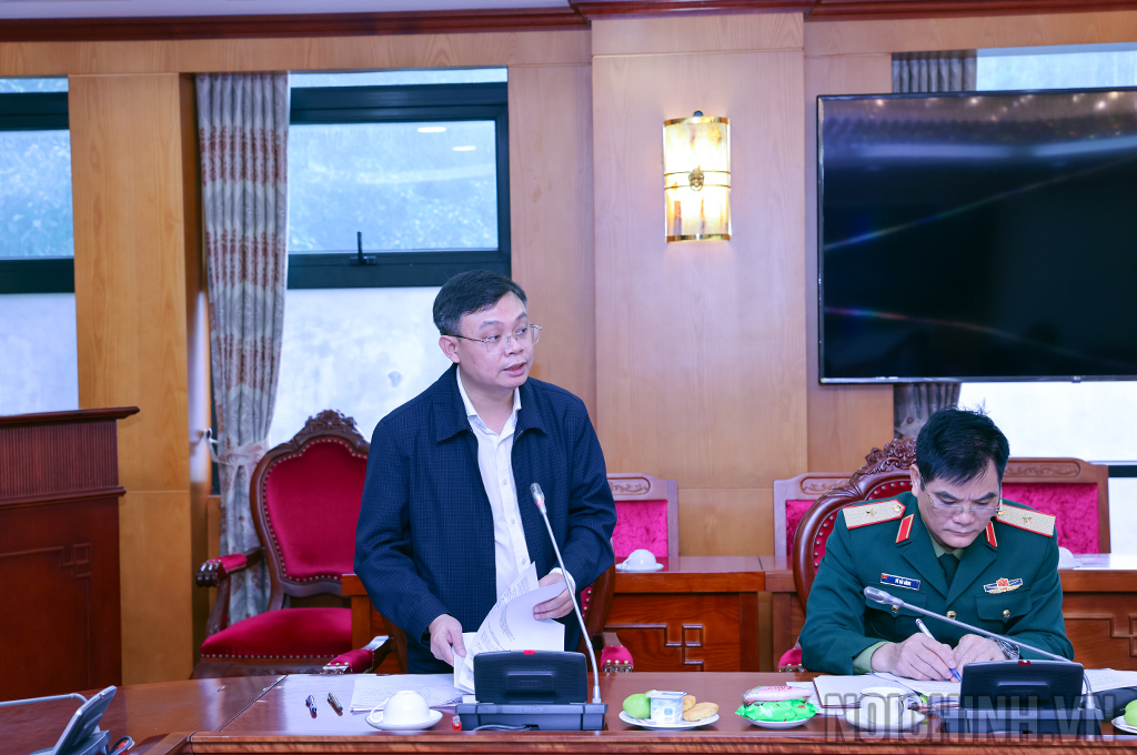 Đồng chí Nguyễn Văn Trường, Vụ trưởng Vụ Nghiên cứu tổng hợp, Ban Nội chính Trung ương, Tổ phó Tổ BIên tập trình bày dự thảo kế hoạch xây dựng Đề án