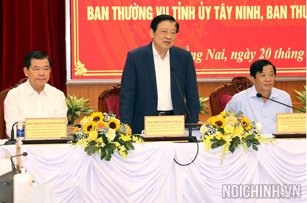 Đồng chí Phan Đình Trạc, Ủy viên Bộ Chính trị, Bí thư Trung ương Đảng, Trưởng Ban Nội chính Trung ương, Trưởng Đoàn kiểm tra phát biểu tại Hội nghị