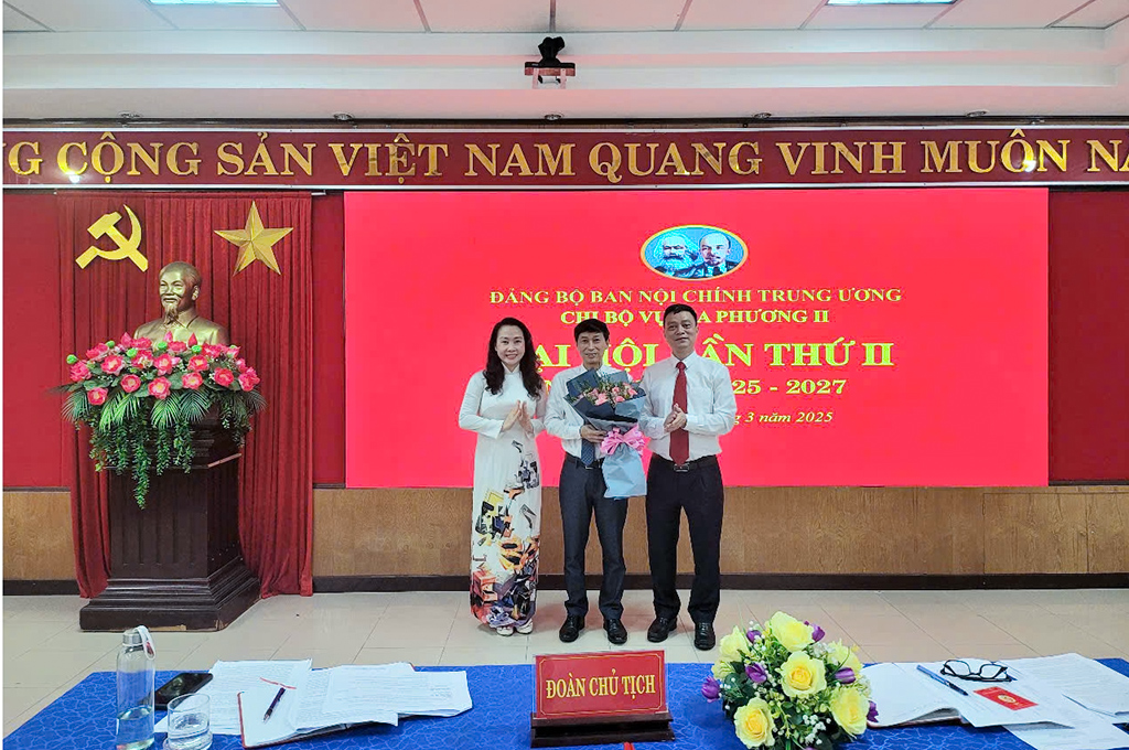 Lãnh đạo Vụ Địa phương II, Ban Nội chính Trung ương chúc mừng đồng chí Nguyễn Quốc Tuấn, Phó Bí thư Chi bộ Vụ Địa phương II, nhiệm kỳ 2025-2027