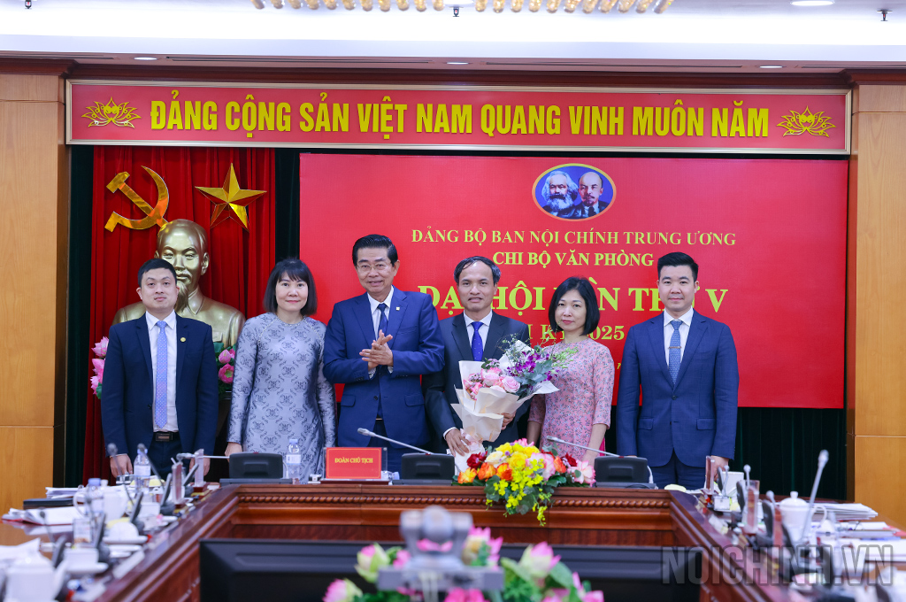 Đồng chí Võ Văn Dũng, Ủy viên Trung ương Đảng, Phó Trưởng ban Thường trực, Bí thư Đảng ủy Ban Nội chính Trung ương tặng hoa chúc mừng Chi ủy Văn phòng Ban Nội chính Trung ương nhiệm kỳ 2025-2027