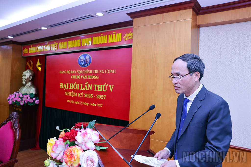 Đồng chí Tạ Văn Giang, Chánh Văn phòng, Bí thư Chi bộ Văn phòng Ban, nhiệm kỳ 2025-2027 phát biểu tại Đại hội