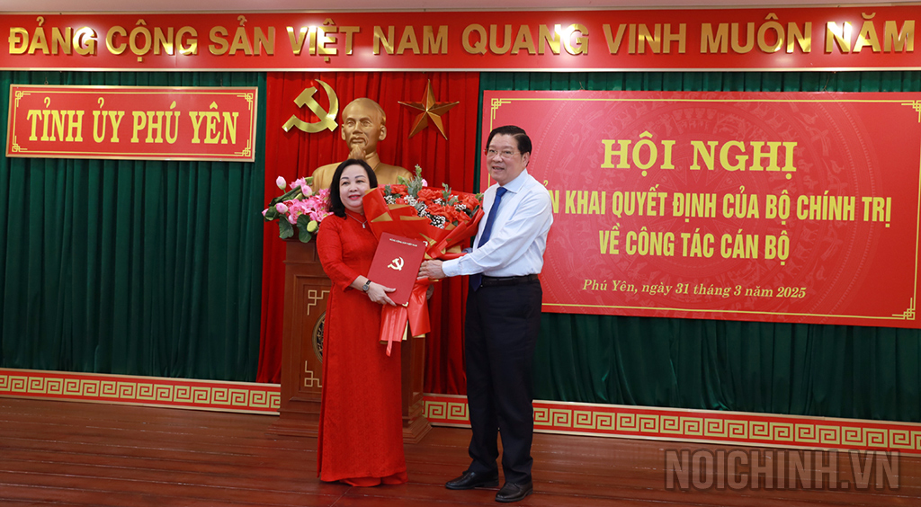 Đồng chí Phan Đình Trạc, Ủy viên Bộ Chính trị, Bí thư Trung ương Đảng, Trưởng Ban Nội chính Trung ương trao Quyết định của Bộ Chính trị cho Bí thư Tỉnh ủy Phú Yên