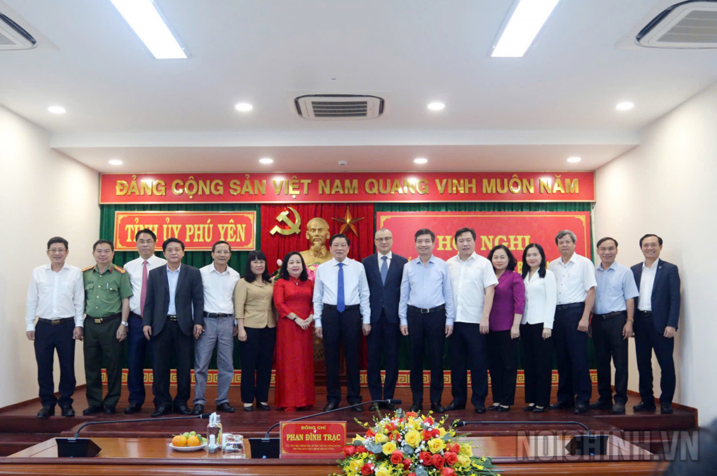  Đồng chí Phan Đình Trạc cùng các đại biểu dự Hội nghị