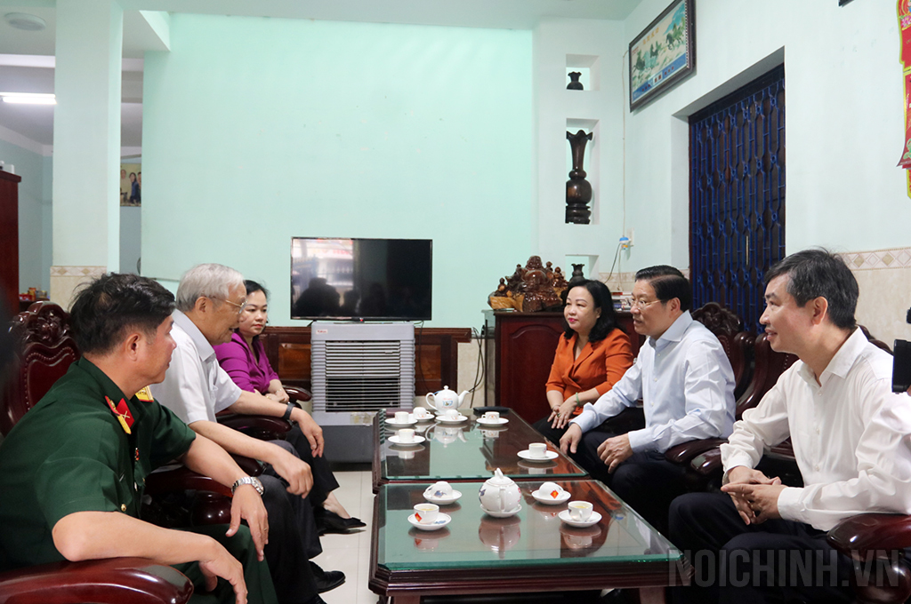 Đồng chí Phan Đình Trạc, Ủy viên Bộ Chính trị, Bí thư Trung ương Đảng, Trưởng Ban Nội chính Trung ương cùng lãnh đạo tỉnh Phú Yên thăm Đại tá Trần Văn Mười, nguyên Chỉ huy trưởng Bộ Chỉ huy Quân sự tỉnh Phú Yên