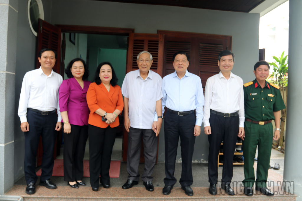 Đồng chí Phan Đình Trạc, Ủy viên Bộ Chính trị, Bí thư Trung ương Đảng, Trưởng Ban Nội chính Trung ương cùng lãnh đạo tỉnh Phú Yên cùng Đại tá Trần Văn Mười, nguyên Chỉ huy trưởng Bộ Chỉ huy Quân sự tỉnh Phú Yên