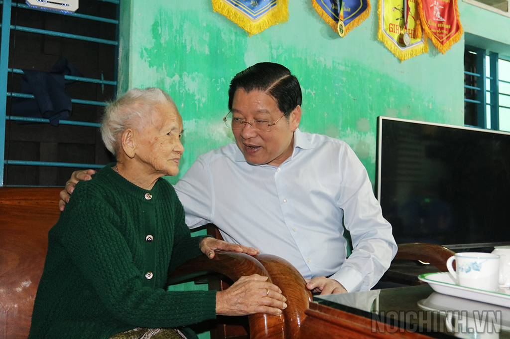 Đồng chí Phan Đình Trạc, Ủy viên Bộ Chính trị, Bí thư Trung ương Đảng, Trưởng Ban Nội chính Trung ương thăm hỏi Mẹ Việt Nam Anh hùng Đỗ Thị Phưởng ở phường 5, thành phố Tuy Hòa, tỉnh Phú Yên