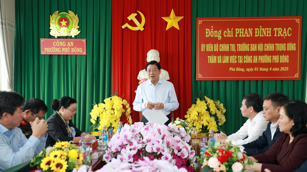 Đồng chí Phan Đình Trạc, Ủy viên Bộ Chính trị, Bí thư Trung ương Đảng, Trưởng Ban Nội chính Trung ương phát biểu tại buổi làm việc với Công an phường Phú Đông