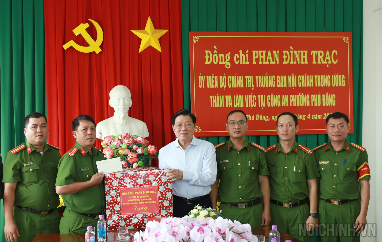 Đồng chí Phan Đình Trạc, Ủy viên Bộ Chính trị, Bí thư Trung ương Đảng, Trưởng Ban Nội chính Trung ương tặng quà Công an phường Phú Đông